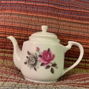 Gorgeous Porcelain Tea Pot NEW